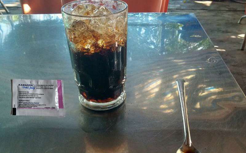 Pha thuoc kich duc nam dang nuoc vao do uong